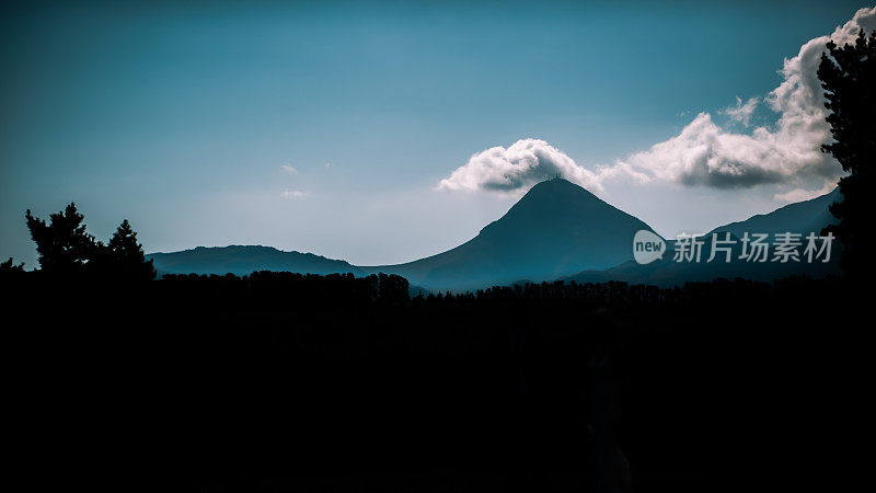 美丽的山谷和起伏的山峦景观与云彩