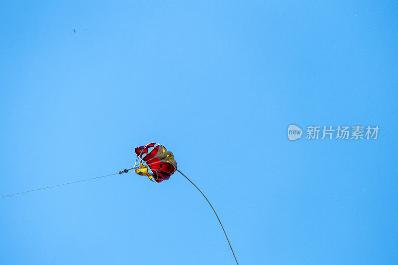 滑翔机的牵引绳在降落伞上