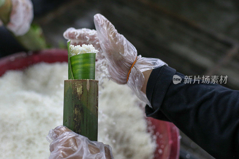 典型的亚洲食物——“Lemang”(芭蕉叶包竹蒸糯米)