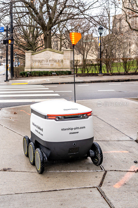 匹兹堡大学校园里的送餐机器人。