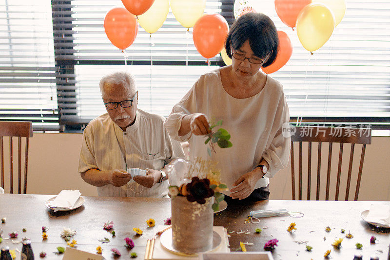 亚洲老夫妇一起庆祝生日