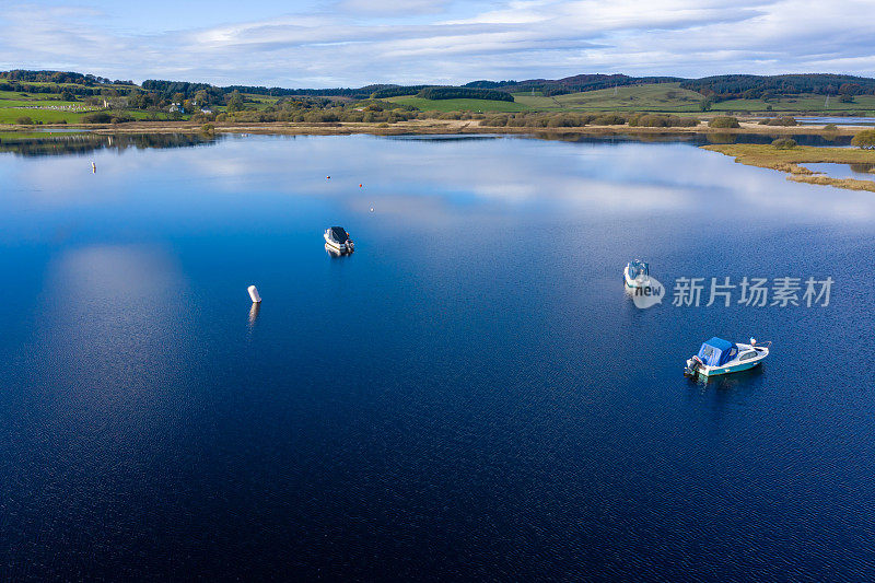 这是苏格兰西南部乡村邓弗里斯和加洛韦平静的水面的鸟瞰图