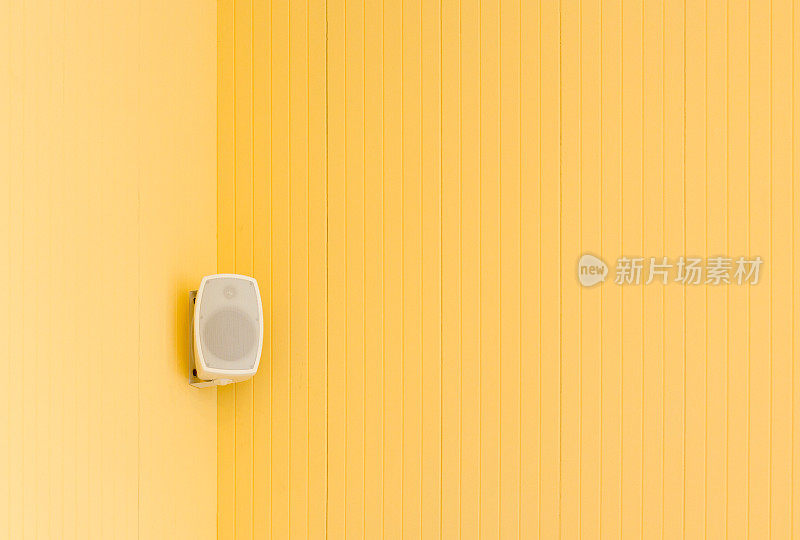 带有复印空间的黄色复古墙上的墙壁扬声器
