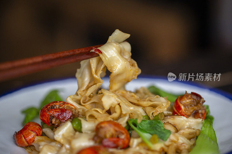 中式自制炒面，配小龙虾和叶菜