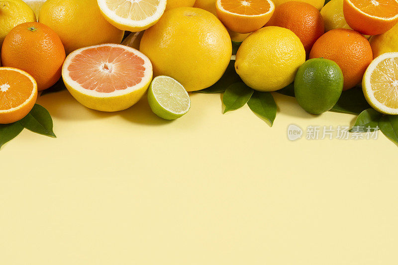 柑橘类水果在黄色的背景