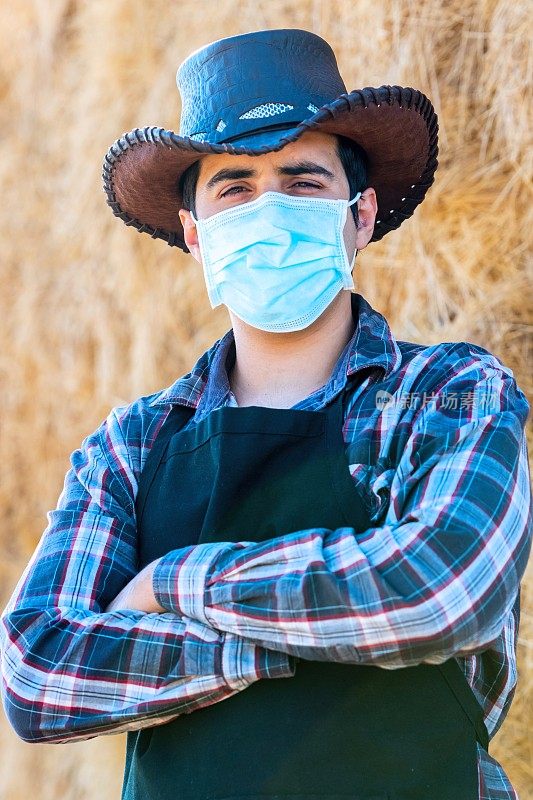 农民工人戴防护口罩，预防Covid-19传染