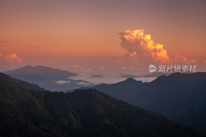 土耳其黑海地区日落时从云层上俯瞰山景