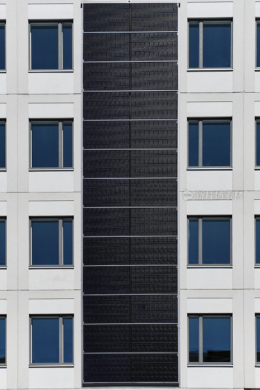 住宅建筑外立面的太阳能电池板。