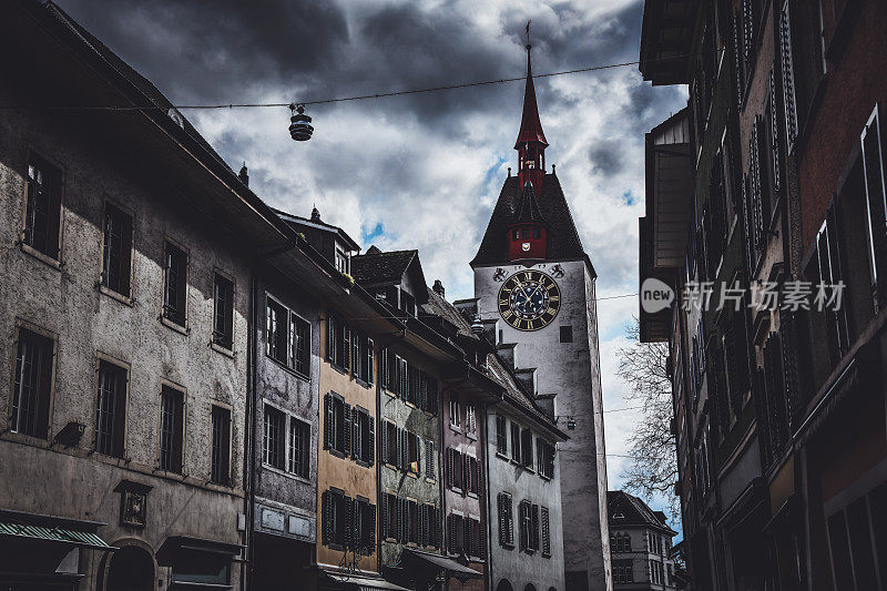 瑞士布雷姆加滕市教堂上空的黑暗阴天
