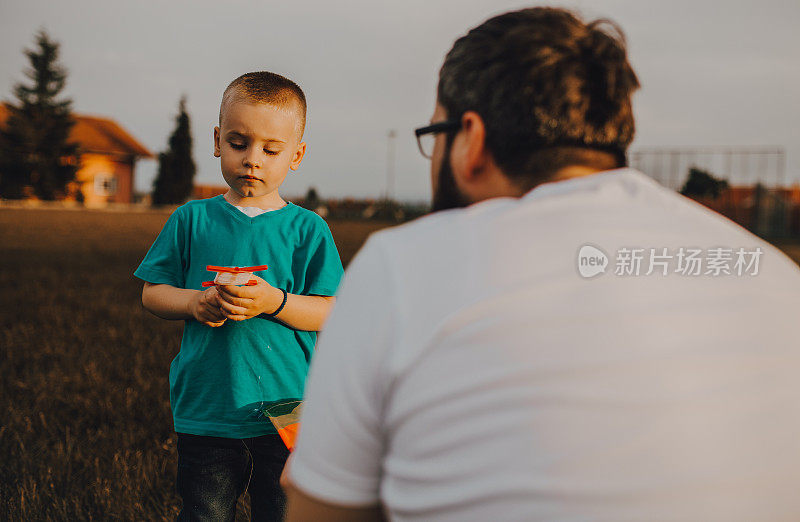 幸福的家庭，父亲和孩子儿子放风筝