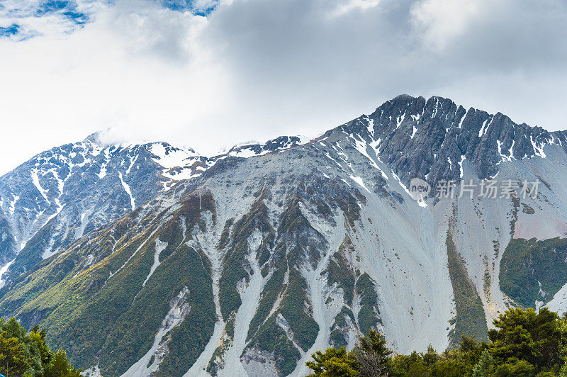 新西兰库克山塔斯曼冰川上的雪山。