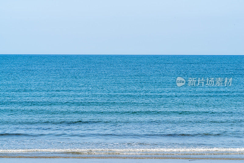 沙滩，海浪和地平线