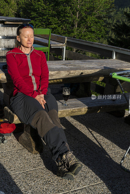 在到达Komna阿尔卑斯山小屋休息后，Senor女人喝酒，在朱利安阿尔卑斯，斯洛文尼亚