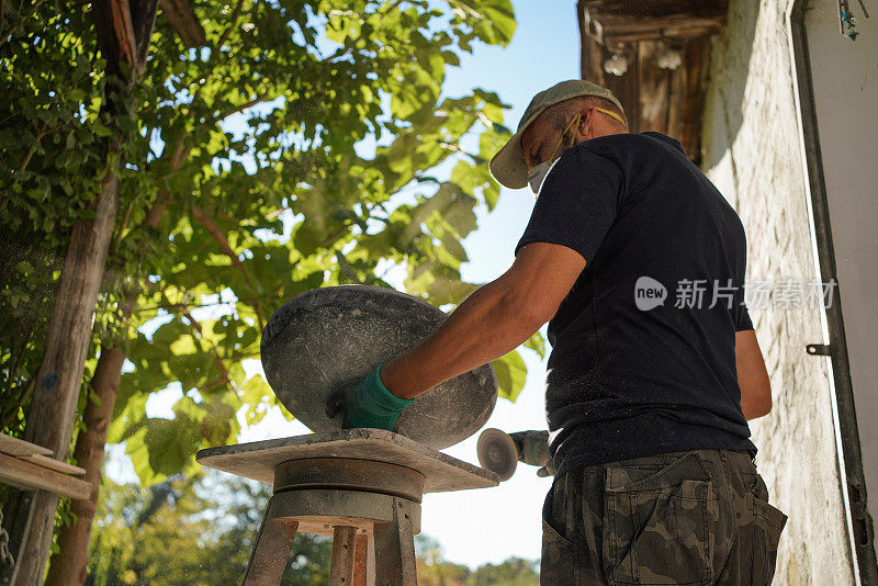 辛勤工作的人打磨混凝土水槽