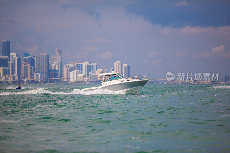 休闲摩托艇驶过迈阿密的天际