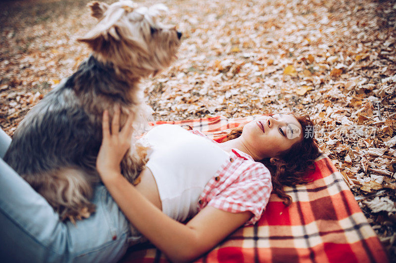 美丽的年轻女孩和她的约克夏梗犬