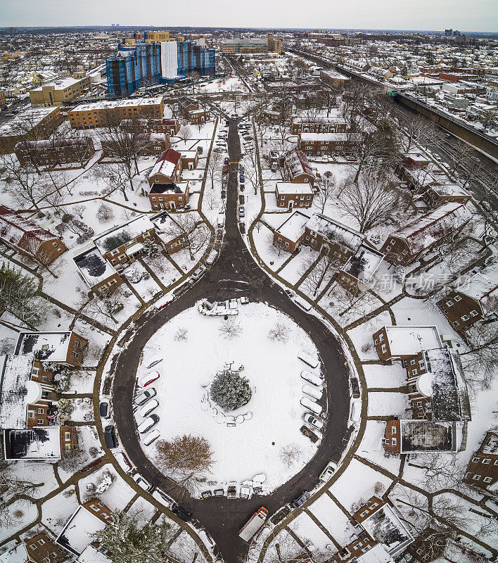 鸟瞰图的公园路村庄社区，牙买加，皇后区，在冬季后的一场暴风雪。高分辨率拼接垂直全景图。