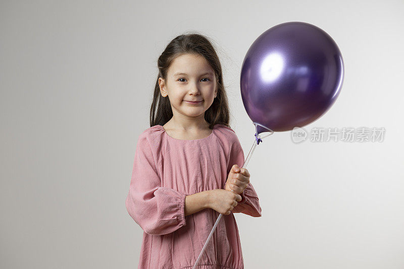 拿着紫色气球的女孩