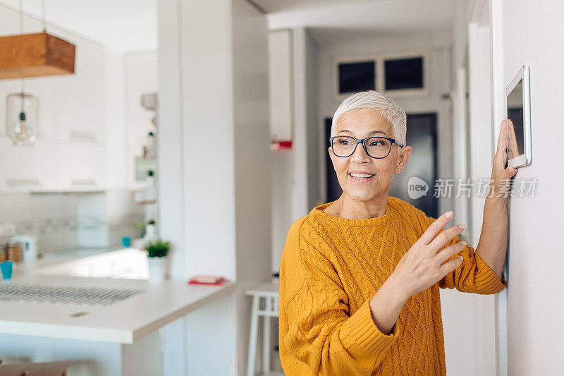 一位妇女调整智能家居系统的肖像