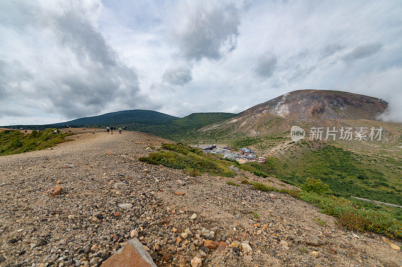 云天映衬下的火山景观