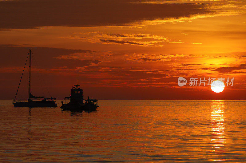 美丽的日落海滩在安达曼海傍晚，泰国，利比