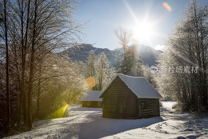 惠斯勒冬季风景优美，从山谷俯瞰。