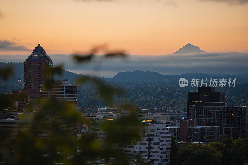 波特兰市中心和俄勒冈胡德山的日出