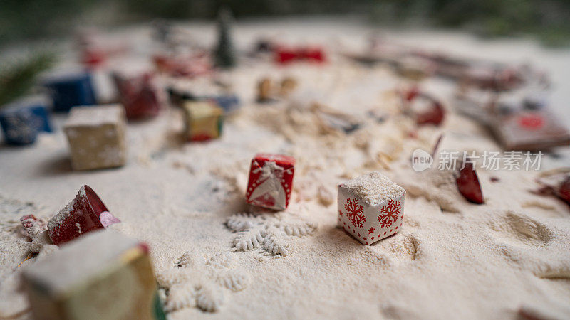 小圣诞礼盒，铃铛和人造雪花