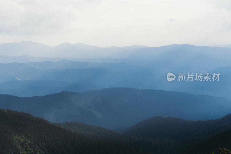 从山顶欣赏日落时的蓝山层峦