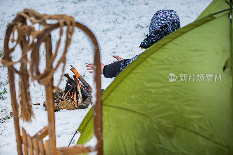 一个成年人在冬天用雪橇露营