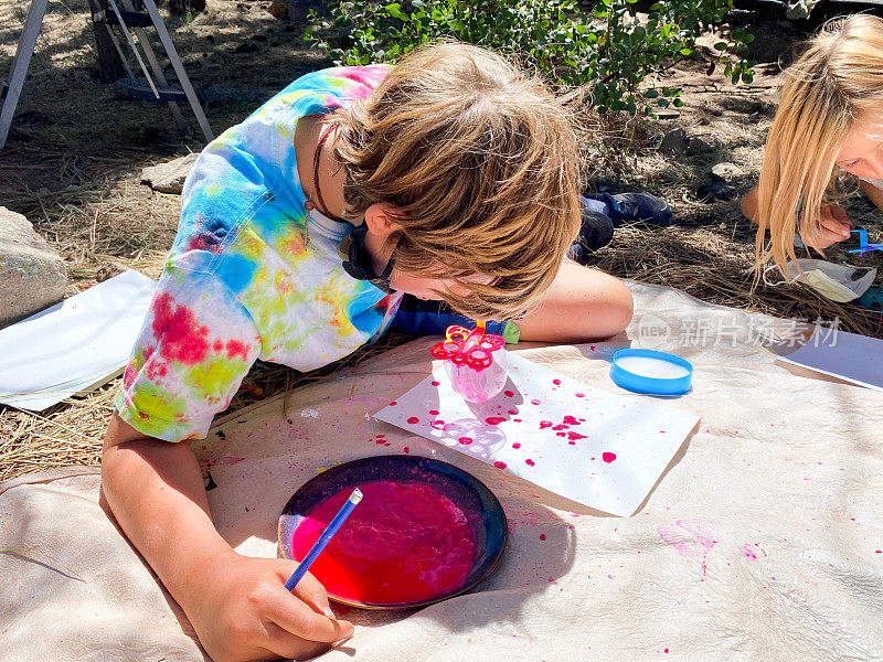 孩子们在户外和老师一起画画、创作、画画。