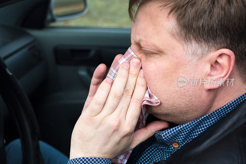 男人对草花粉过敏，在车里流鼻涕