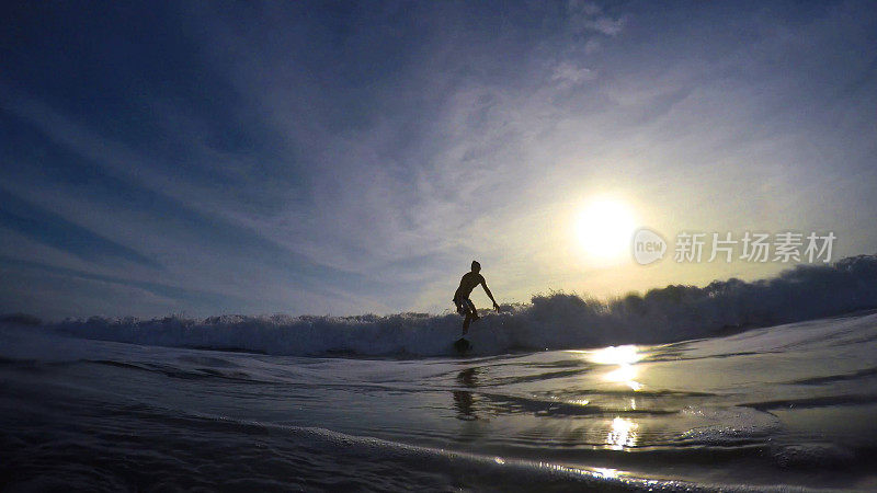 一个拉丁健康男子在卡诺阿，Manabi省，厄瓜多尔，拉丁美洲冲浪