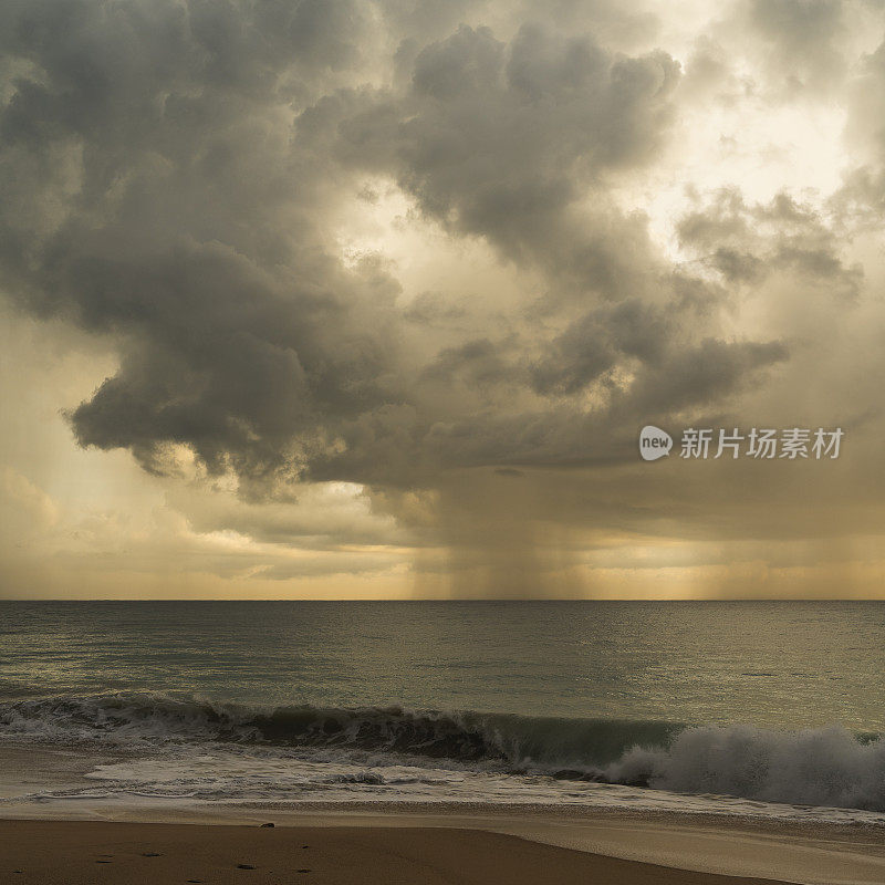 在斯里兰卡的希卡杜瓦，印度洋上空的壮观的天空和大量的雨云在风景优美的日落上。