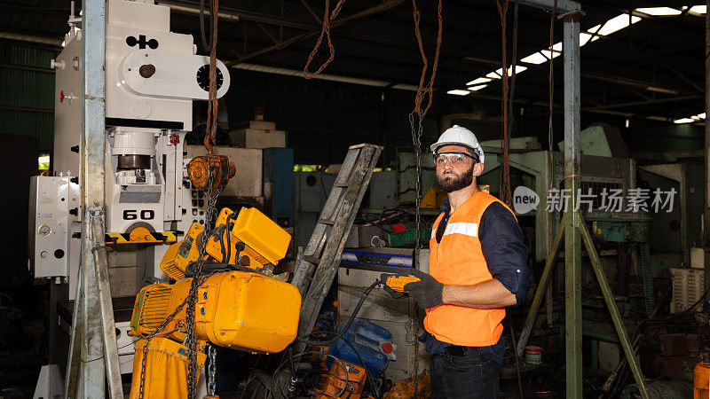 男性机械工程师，主管或工厂工人在系统操作中戴安全帽