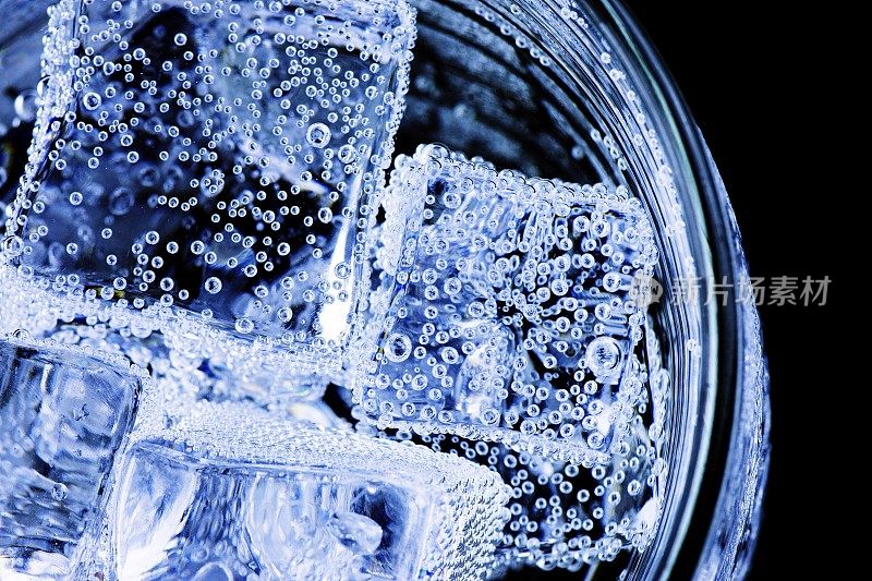 冰冻的冰块和泡沫的碳酸饮料。