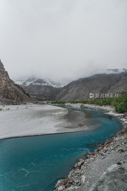 风景优美的河流在巴基斯坦北部山区