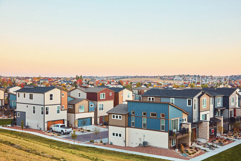 美国西部的住宅社区，日出现代住宅