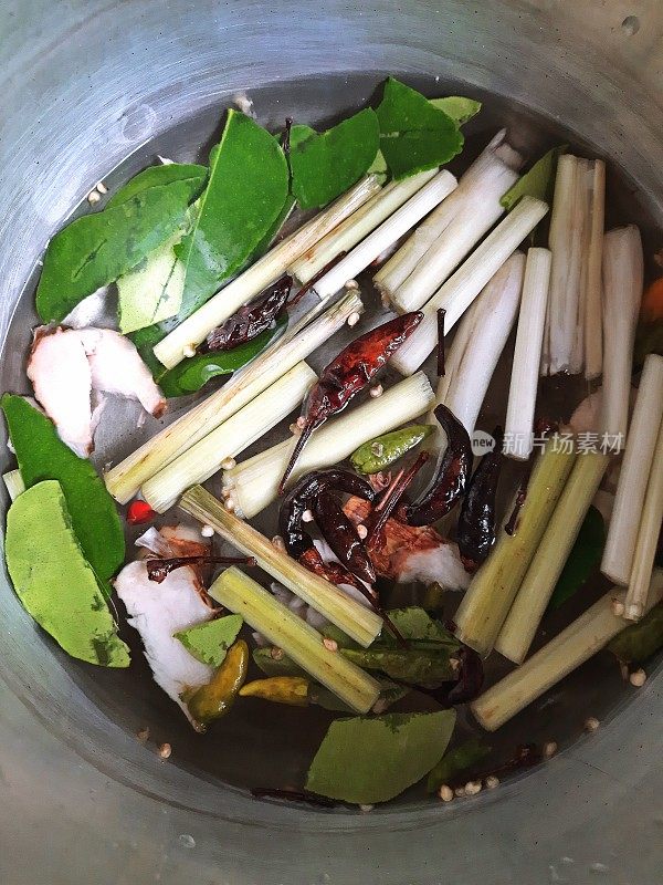 药草蔬菜汤-泰国菜的准备。