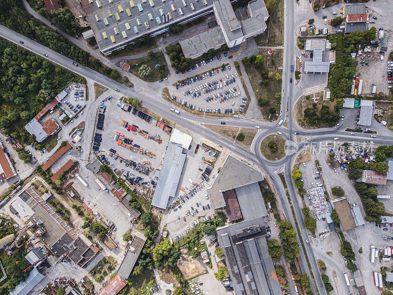 一个中型城市下班后，繁忙的环岛高峰时段鸟瞰图。顶视图,城市景观。