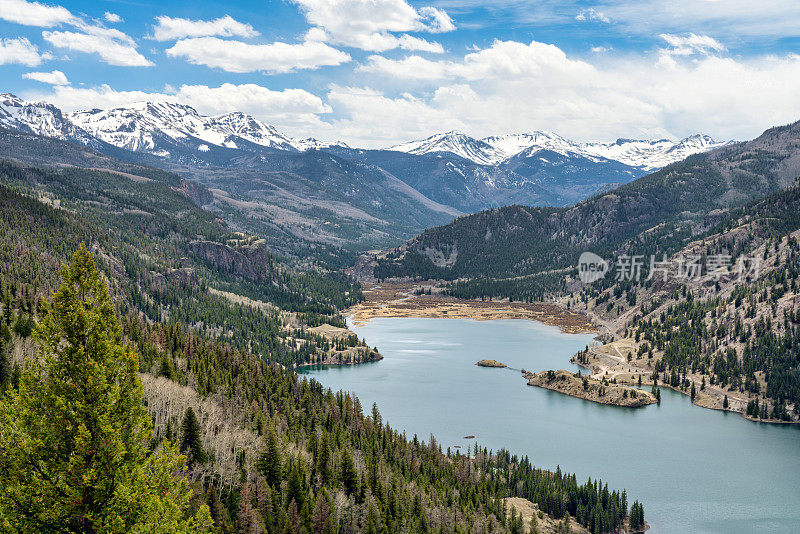 湖泊和山地景观