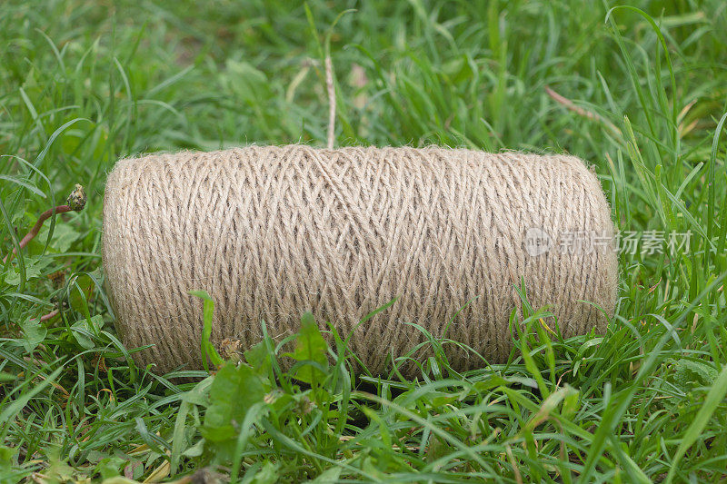 草坪上园艺用的蓑衣绳的特写