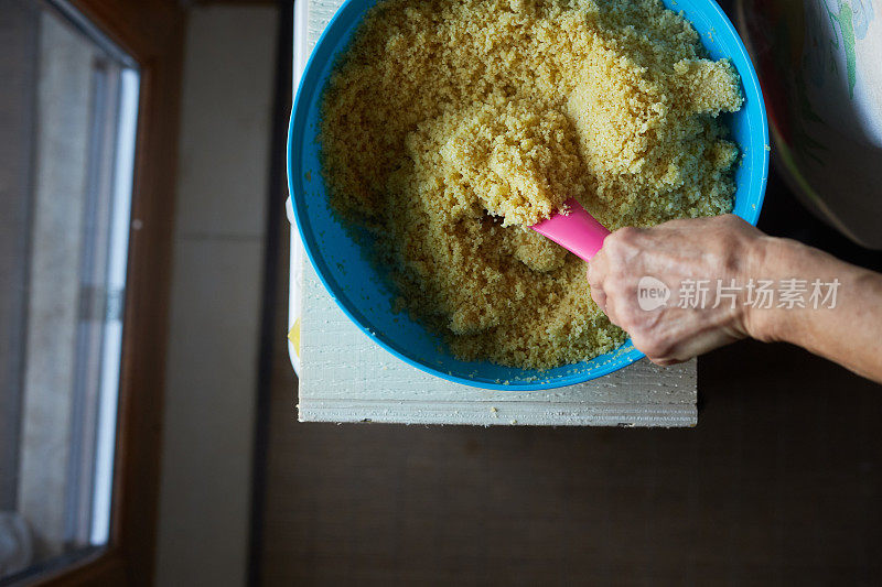 成年妇女在家制作kisir在土耳其文化与bulgur