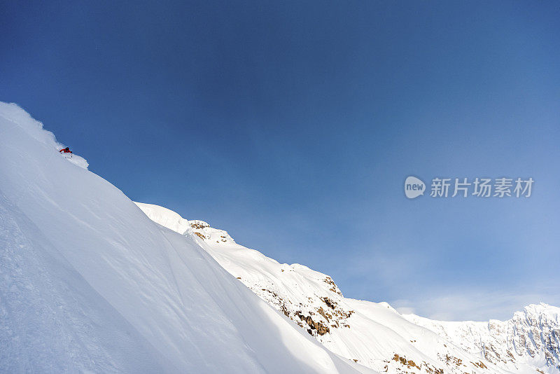 极速滑雪者穿过粉状雪下山