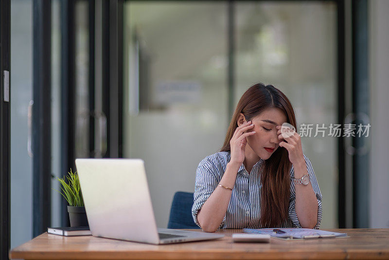 亚洲女商人在办公室遇到问题时会感到压力。