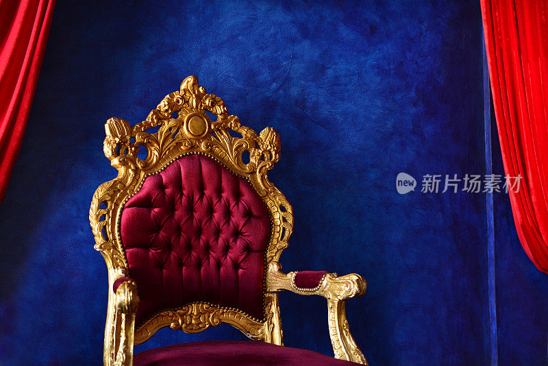 豪华古典的内饰，蓝色的墙壁和紫金色的椅子。非凡的蓝色和紫色的内部。蓝色和红色与墙壁形成对比。昂贵的家庭内部与紫色扶手椅。
