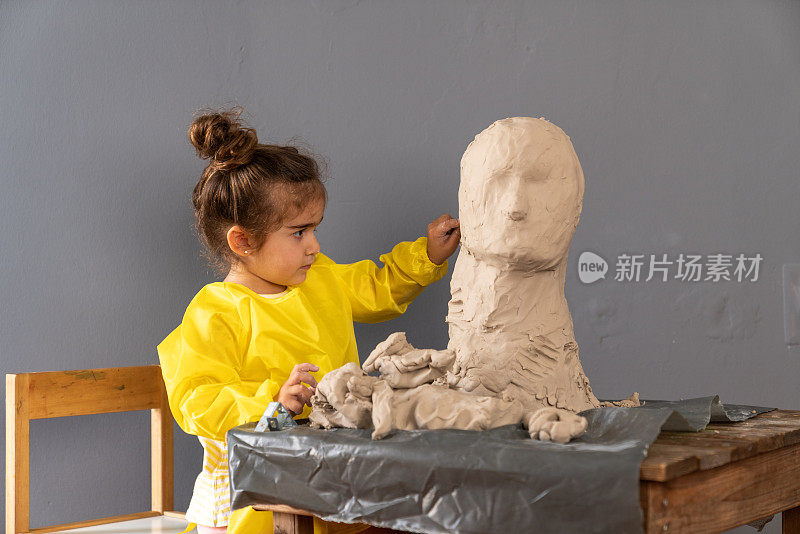 小学学龄前女孩制作泥塑