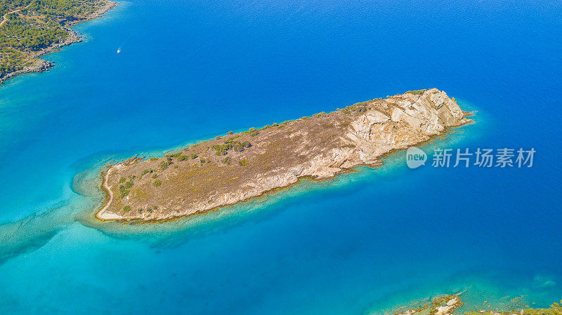 Tisan海岸线和岛屿部分与蓝色地中海无人机从Mersin，土耳其