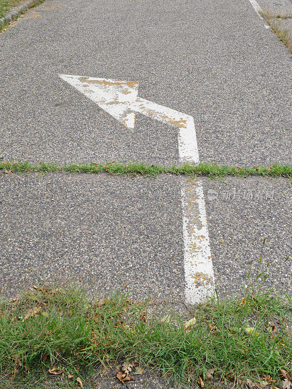 在封闭道路表面的箭头标志