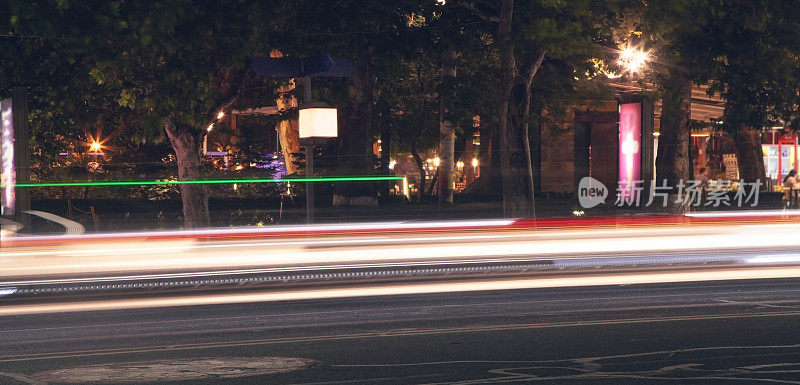 夜城里的车灯。交通